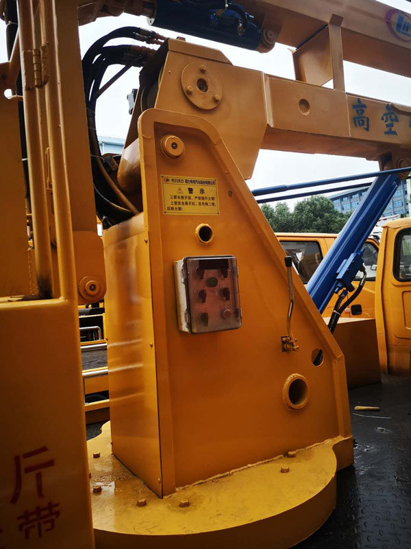 程力威牌CLW5042JGKJ6型高空作業車 程力威牌CLW5042JGKJ6型高空作業車